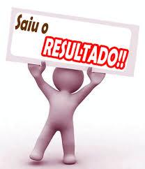 boneco segurando cartaz com a escrita "saiu o resultado"