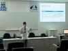 Foto com o discente apresentando trabalho em evento 